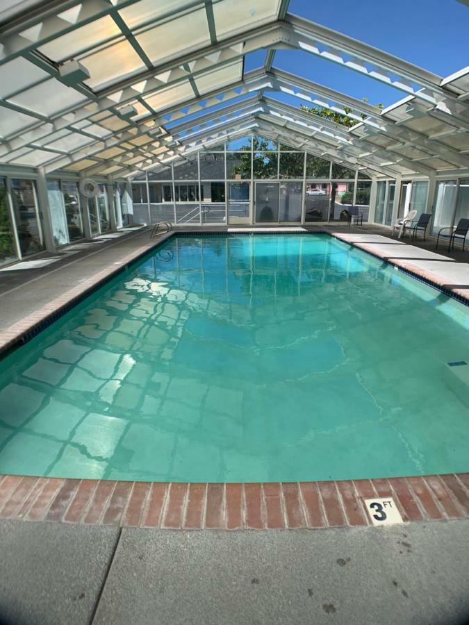 Brookings Inn Resort エクステリア 写真